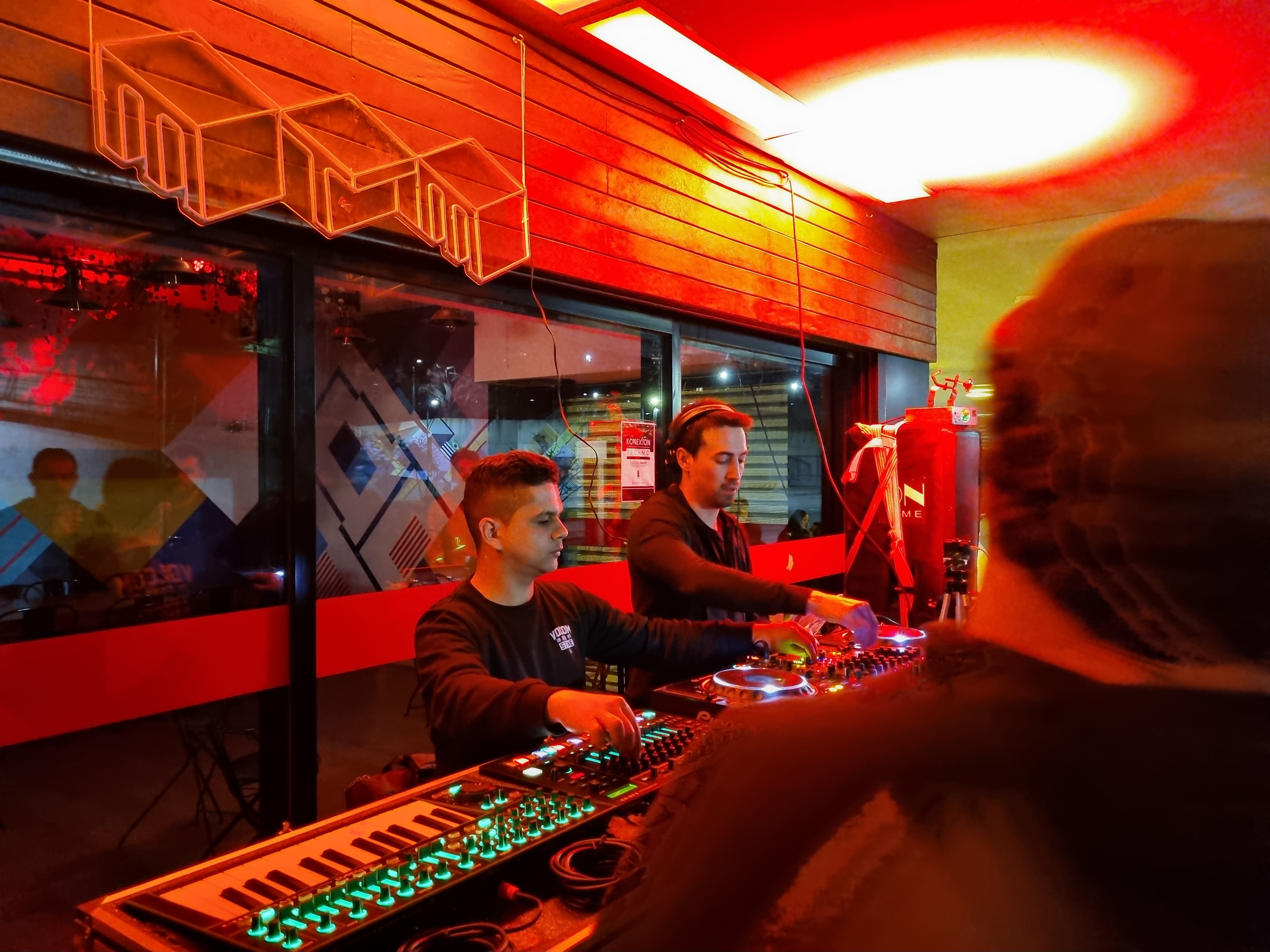 B2B DJ set with MTM