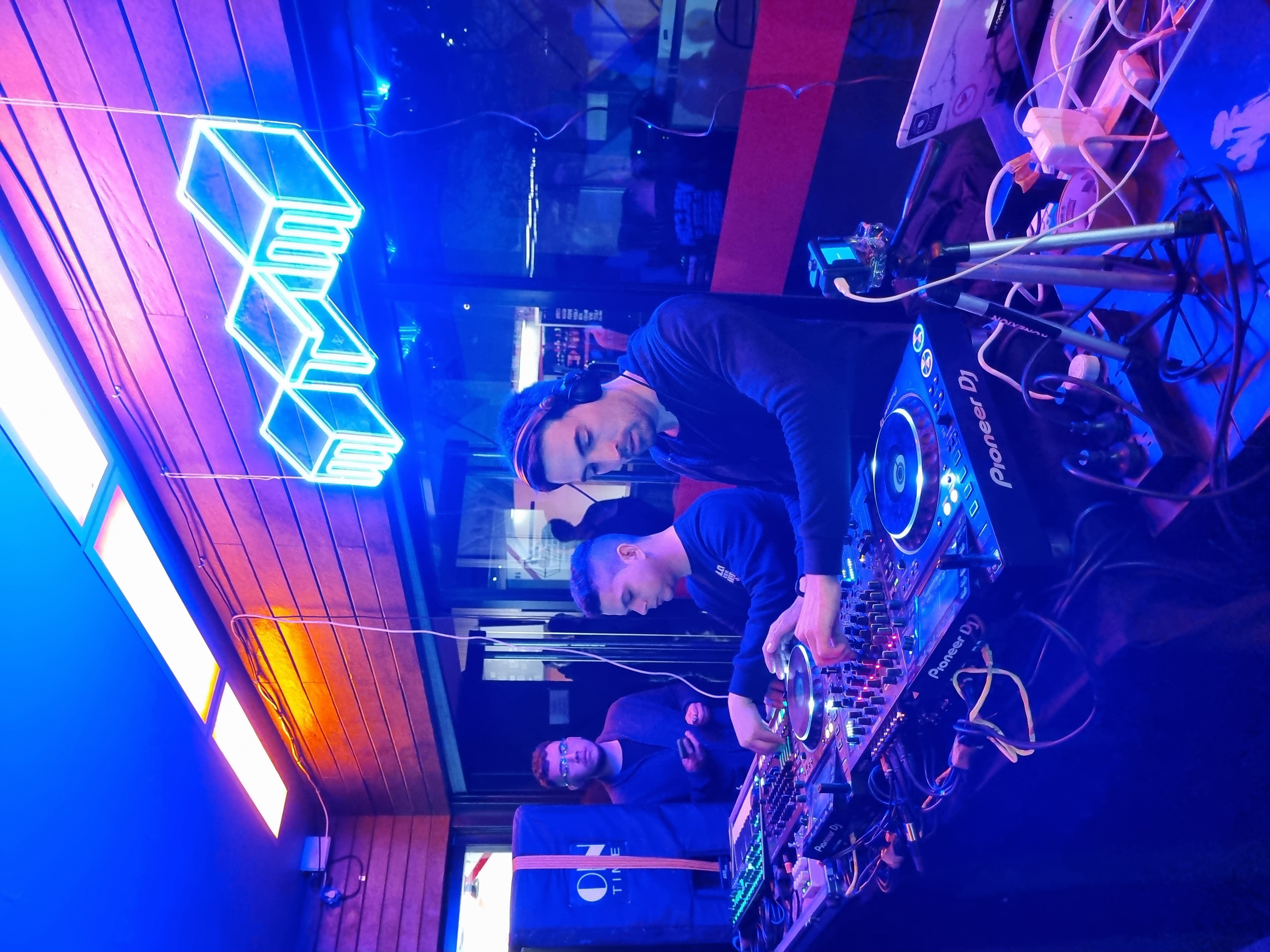 B2B DJ set with MTM